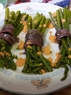 Una foto de Espárragos con anchoas y salsa de pimientos