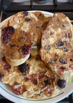 Una foto de Pancakes de banana y frutos rojos (sin tacc, sin azúcar, sin lactosa)