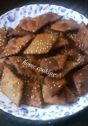 बाजरीच्या गोड कापण्या (Bajrichya God Kapnya Recipe In Marathi) रेसिपी चे मुख्य फोटो 