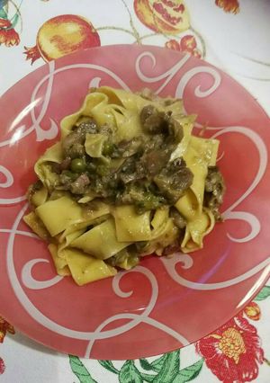 Foto di Pappardelle con carciofi piselli e pancetta