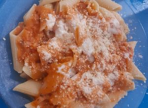 Una foto de Fideos mostachol con salsa rosa