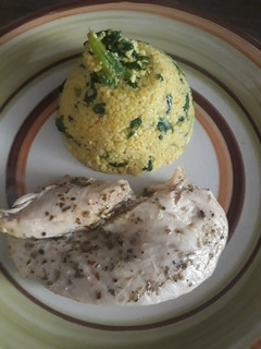 Una foto de Cuscús al Curry con Pollo al orégano