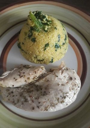 Una foto de Cuscús al Curry con Pollo al orégano