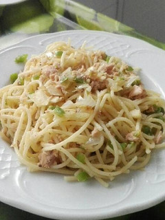 Una foto de Spaguettis con verduras y atún
