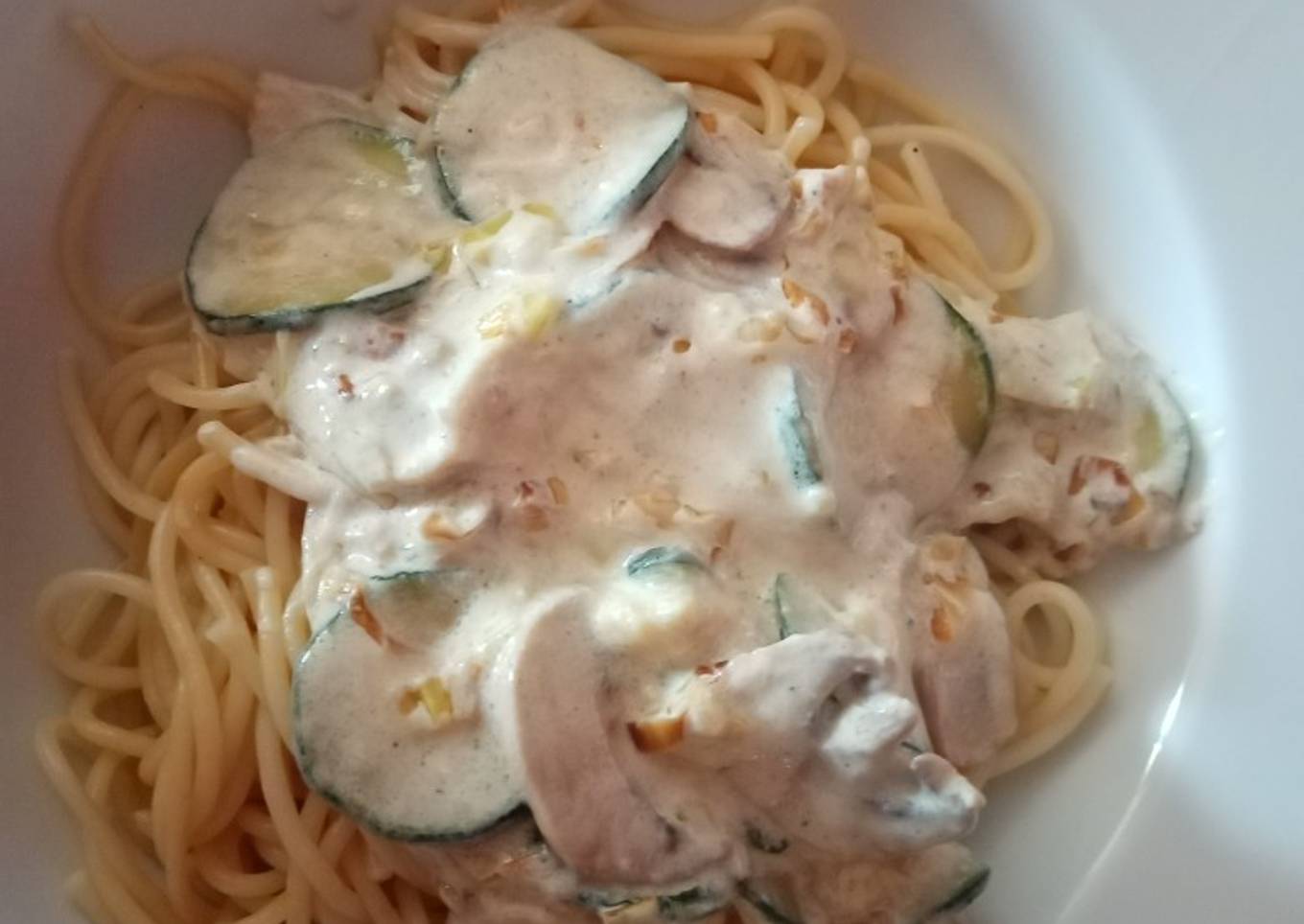 Spaghettis con calabacín, puerro y champiñones