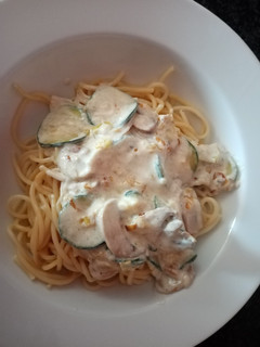 Una foto de Spaghettis con calabacín, puerro y champiñones