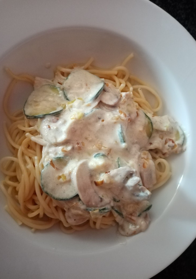 Una foto de Spaghettis con calabacín, puerro y champiñones