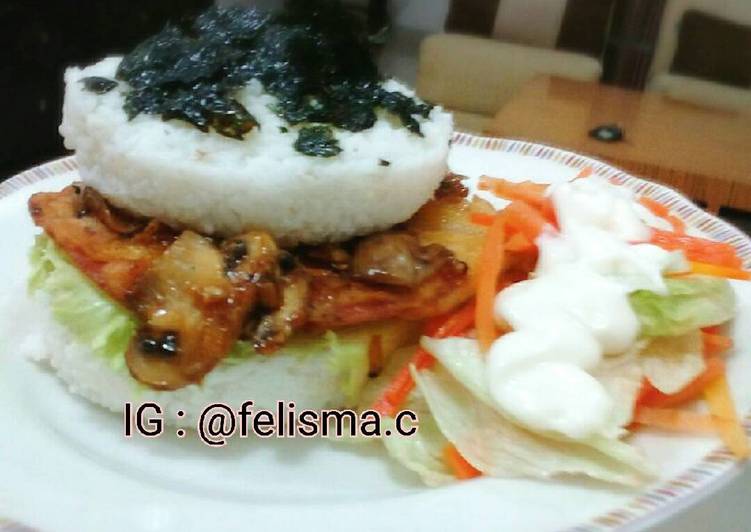 Burger Nasi dengan saus jamur (Rice Burger with Beef and Mushroom Sauce with salad)