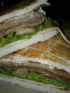 Una foto de Sandwich de milanesa "con pan de pizza"😚