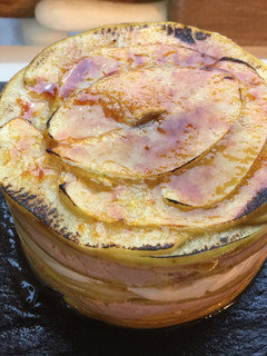 Una foto de Milhojas de manzana, queso y foie