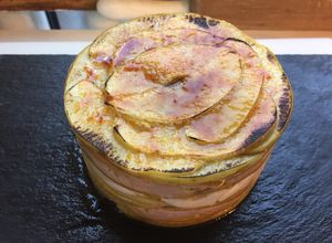 Una foto de Milhojas de manzana, queso y foie