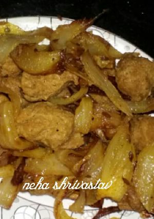 A picture of Soya chunks do pyaza.