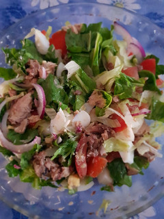 Una foto de Ensalada de Atún 😜 #fresca #fácil #rápida