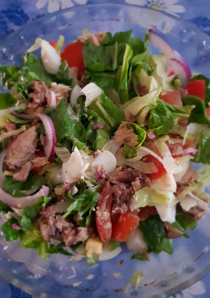Una foto de Ensalada de Atún 😜 #fresca #fácil #rápida