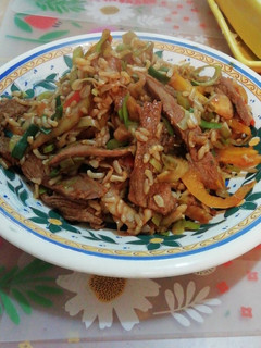 Una foto de Arroz integral frito con restos de asado