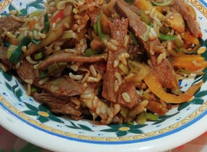 Una foto de Arroz integral frito con restos de asado
