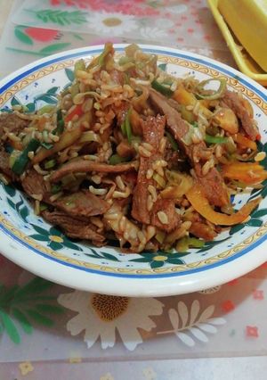 Una foto de Arroz integral frito con restos de asado