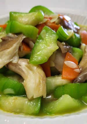 絲瓜炒秀珍菇 的食譜成品照片