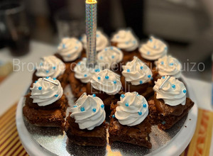Una foto de Brownies con merengue suizo y dulce de leche