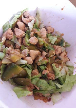 Una foto de Ensalada de pollo y zapallito