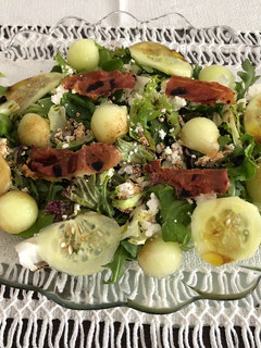 Una foto de Ensalada de pepino, melón y jamón