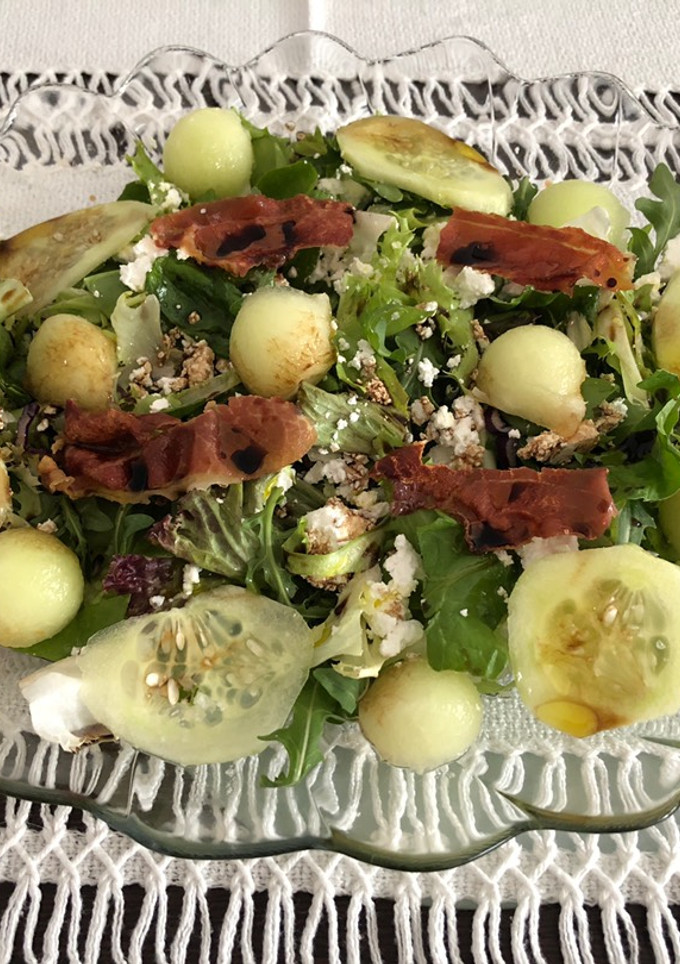 Una foto de Ensalada de pepino, melón y jamón
