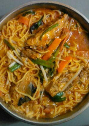 A picture of Chicken soup (ramen) noodles.