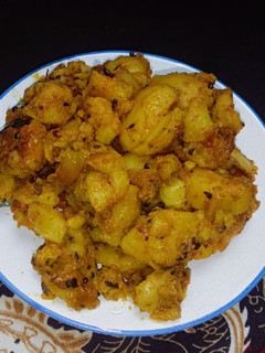 आलू की सूखी सब्जी(aloo ki sukhi sabzi recipe in hindi) रेसिपी मुख्य फोटो