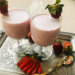 A picture of Strawberry ice cream shake.