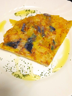 Una foto de Tortilla de patata con lombarda al tomillo 😜😋