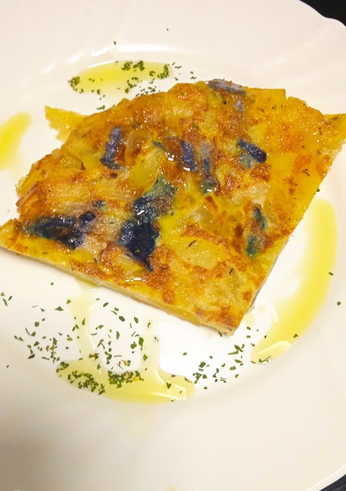 Una foto de Tortilla de patata con lombarda al tomillo 😜😋