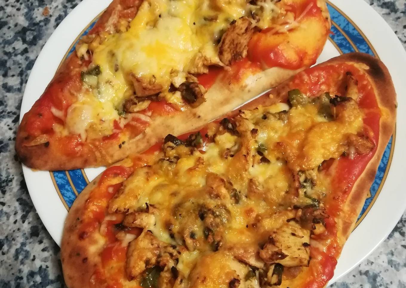 Pizza picante de pollo en pan naan