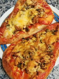 Una foto de Pizza picante de pollo en pan naan