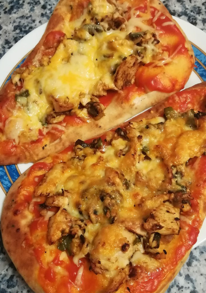 Una foto de Pizza picante de pollo en pan naan