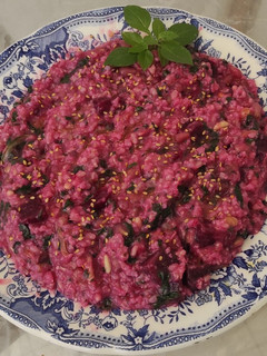 Una foto de Arroz integral, remolacha, granada granos, espinacas