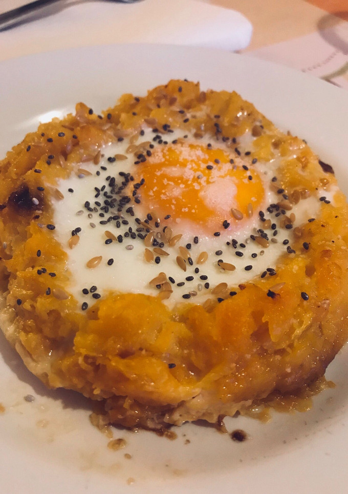 Una foto de Nido de calabaza con huevo