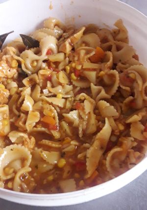 Una foto de Guiso de pechuga y fideos moñitos