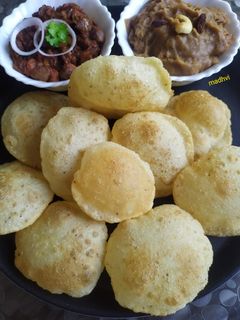 नागौरी पूरियां, छोले और हलवा प्लैटर (Nagori Puri,Chole & Halwa recipe in hindi)) रेसिपी मुख्य फोटो