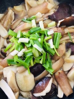 Hình của món Nấm mối đen xào bơ tỏi.