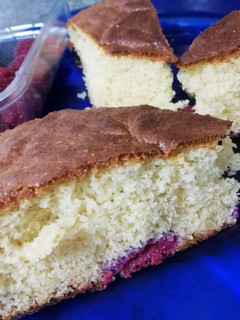 Una foto de Brownie de chocolate blanco y frambuesas