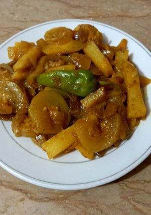 A picture of Kudu and aloo bujia 🥔🧅🥒.