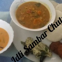 A picture of Idli Sambar Chutney.