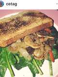 Sándwich vegano con espinaca y champiñón