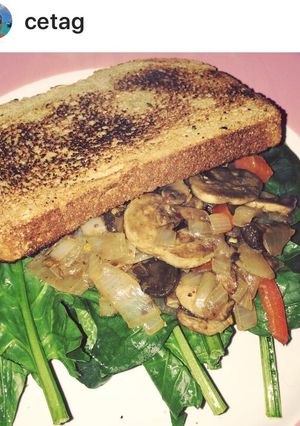 Una foto de Sándwich vegano con espinaca y champiñón