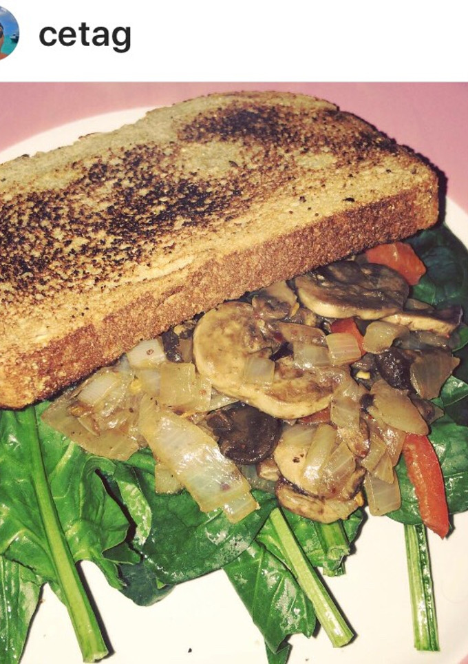 Una foto de Sándwich vegano con espinaca y champiñón