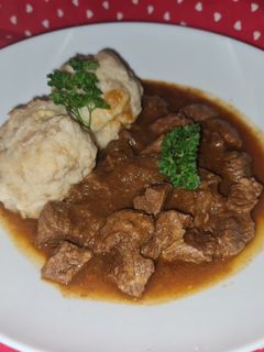 Rindergulasch mit Bayerischen Semmelknödel Rezepthauptbild