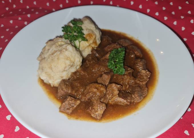 Rindergulasch mit Bayerischen Semmelknödel