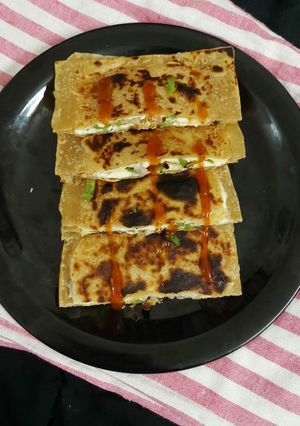 ચીઝી પીઝા પરાઠા (Cheesy Pizza Paratha Recipe In Gujarati) રેસીપી મુખ્ય ફોટો