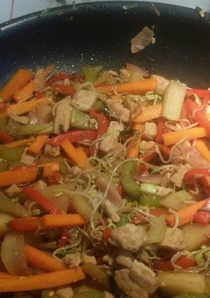 Una foto de Pollo con verduras estilo oriental