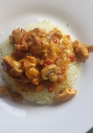 Una foto de Strogonoff de Pollo con arroz